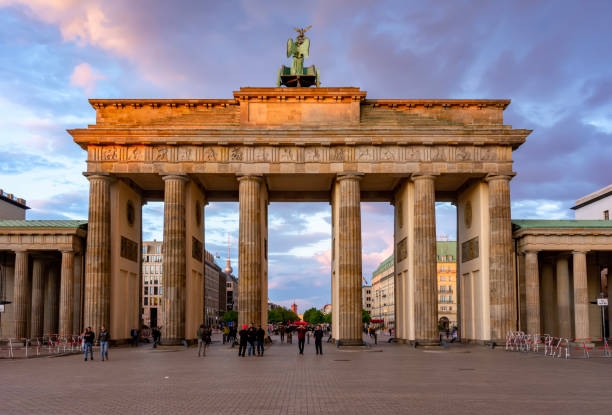 ludzie przy bramie brandenburskiej (brandenburger tor) o zachodzie słońca, berlin, niemcy - panoramic international landmark national landmark famous place zdjęcia i obrazy z banku zdjęć