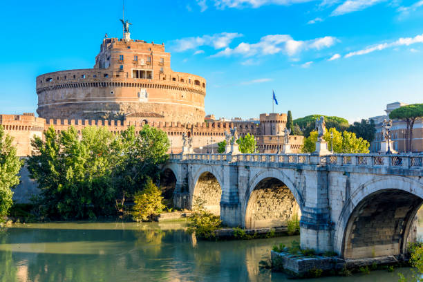 イタリア、ローマのテヴェレ川に架かる聖天使の城(サンタンジェロ城)と聖天使橋(サンタンジェロ橋) - angel ponte sant angelo statue castel santangelo ストックフォトと画像