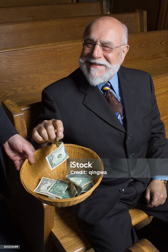 Edad feliz hombre blanco que la donación iglesia con cesta de estar - Foto de stock de Dar libre de derechos