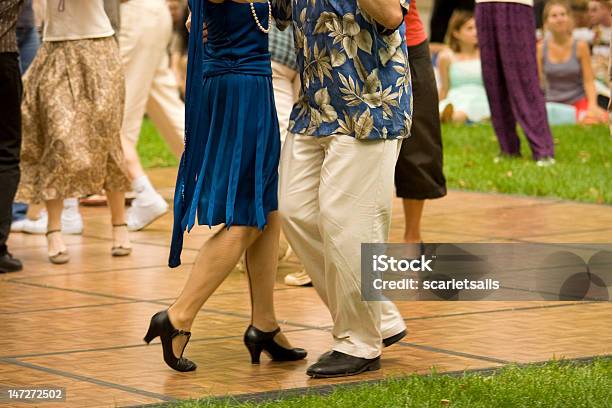 Foto de Dançarinos No Parque e mais fotos de stock de Exterior - Exterior, Pista de dança, Adulto