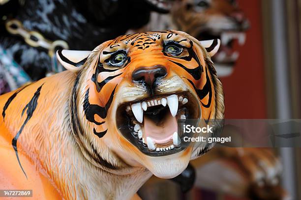 Karuzela Tiger - zdjęcia stockowe i więcej obrazów Atrakcja w wesołym miasteczku - Atrakcja w wesołym miasteczku, Bliskie zbliżenie, Dziki kot