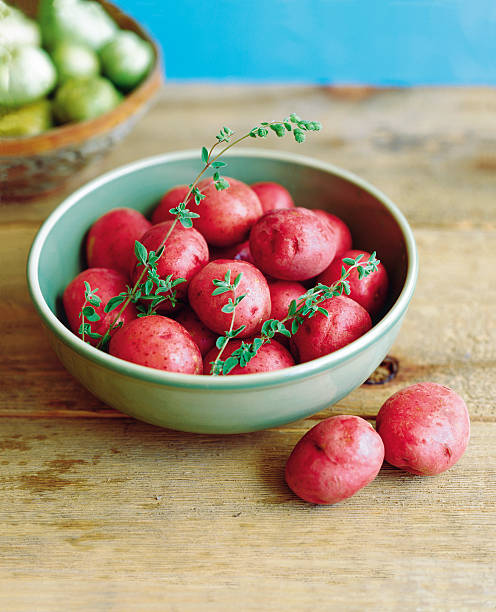 de batata - red potato raw potato sullen healthy eating - fotografias e filmes do acervo