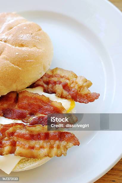Бекон Яйца Сэндвич Завтрака И Сыр — стоковые фотографии и другие картинки Без людей - Без людей, Бекон, Бутерброд
