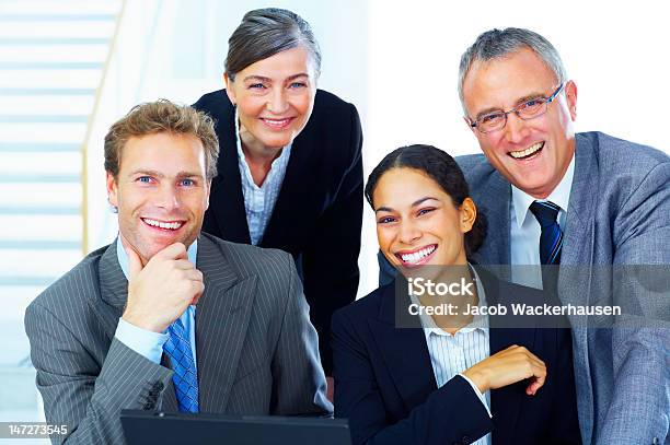 Porträt Von Happy Businesskollegen Stockfoto und mehr Bilder von Fachberuf - Fachberuf, Mannschaftsfoto, Sachverstand