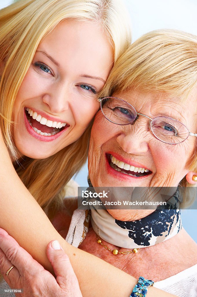Close-up di una nonna e nipote divertendosi - Foto stock royalty-free di 20-24 anni