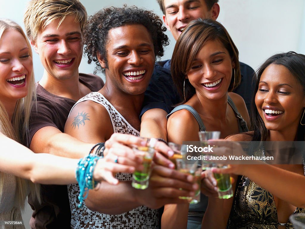 Grupo de Adolescentes Meninos e meninas brindando vinho - Foto de stock de Adolescente royalty-free