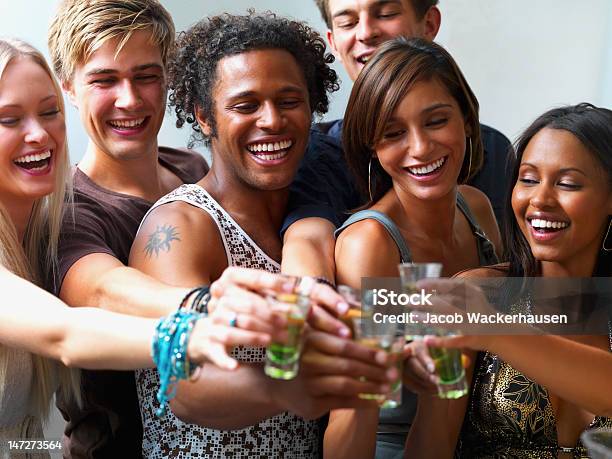 Foto de Grupo De Adolescentes Meninos E Meninas Brindando Vinho e mais fotos de stock de Adolescente