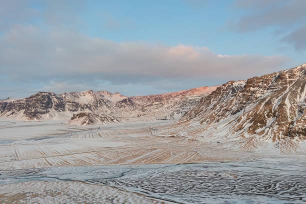 hermoso amanecer sobre las tierras altas de islandia con las montañas nevadas en el fondo con un hermoso amanecer. - horse iceland winter snow fotografías e imágenes de stock