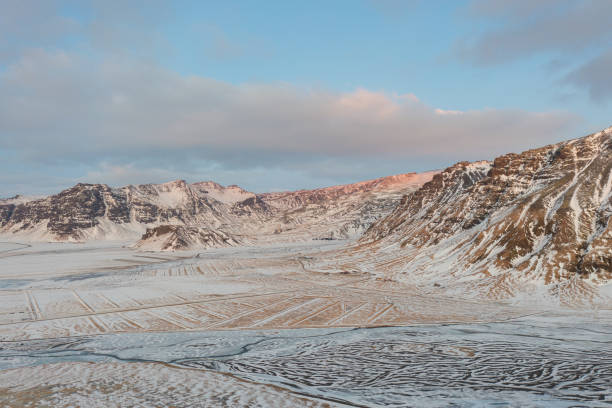 belo nascer do sol sobre as terras altas da islândia com as montanhas nevadas ao fundo com um belo amanhecer. - horse iceland winter snow - fotografias e filmes do acervo