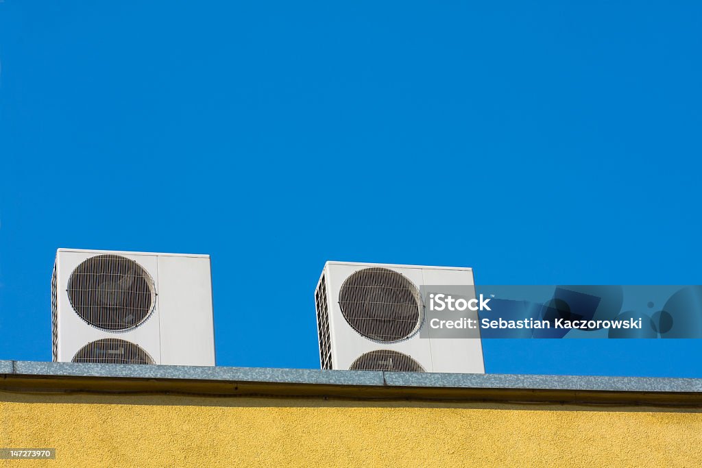 Condizionatori due unità sul tetto - Foto stock royalty-free di Acciaio