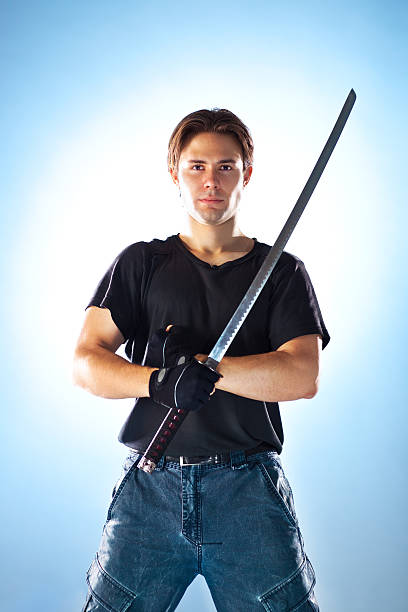 fuerte hombre con espada de samurai - 20s standing one man only sword fotografías e imágenes de stock