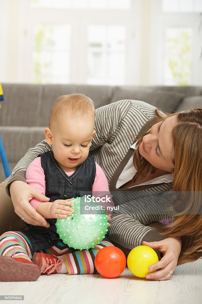 Bambino Ragazza sorridente con palla - Foto stock royalty-free di 25-29 anni