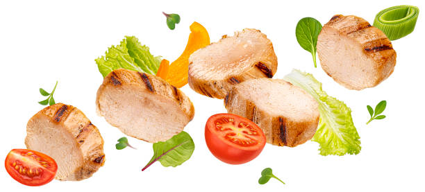 fette di pollo alla griglia con verdure isolate su sfondo bianco - grilled chicken barbecue chicken vegetable foto e immagini stock