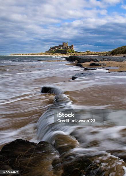 Castello Di Bamburgh - Fotografie stock e altre immagini di Ambientazione esterna - Ambientazione esterna, Bamburgh, Castello