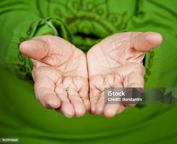 늙음 손을 여자 노인 개념에 대한 스톡 사진 및 기타 이미지 - 개념, 개념과 주제, 나이