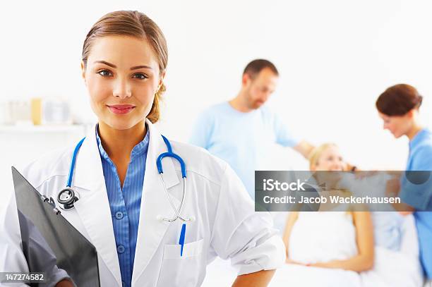 Nahaufnahme Eines Weiblichen Arzt Lächeln Stockfoto und mehr Bilder von Heilbehandlung - Heilbehandlung, Dienstleistung, Krankenhaus
