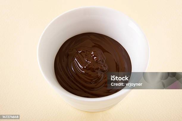 Foto de Calda De Chocolate e mais fotos de stock de Branco - Branco, Chocolate, Comida