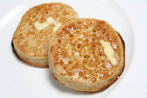 buttered crumpets - crumpet imagens e fotografias de stock