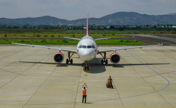 airbus a320 airplane of vietjet air - screw aero air vehicle airplane imagens e fotografias de stock