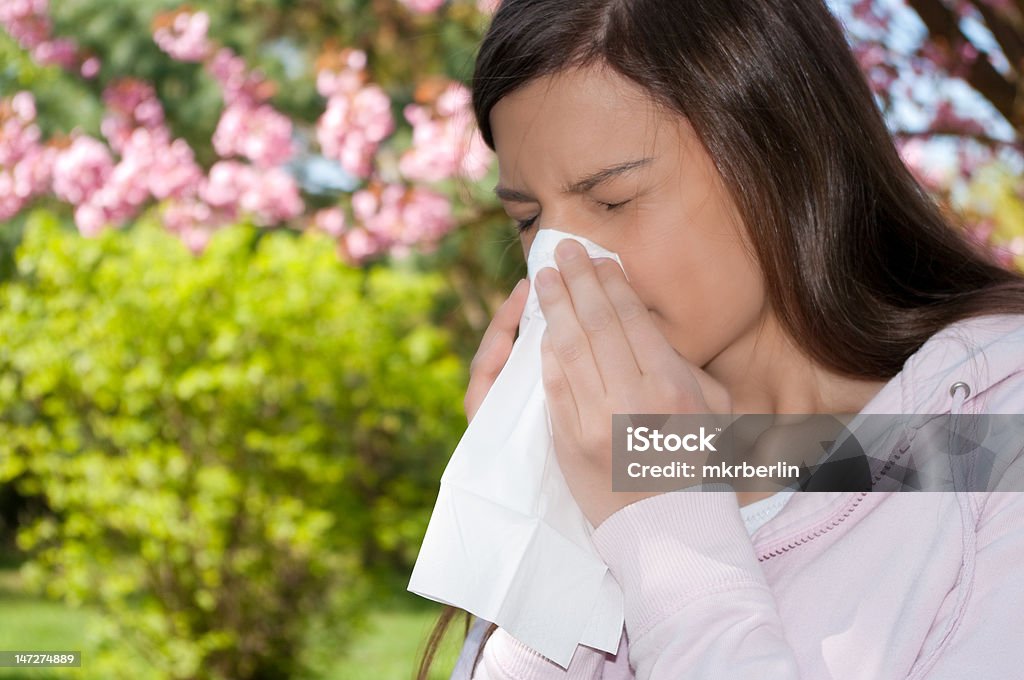 Femme allergie éternuez - Photo de Adolescent libre de droits
