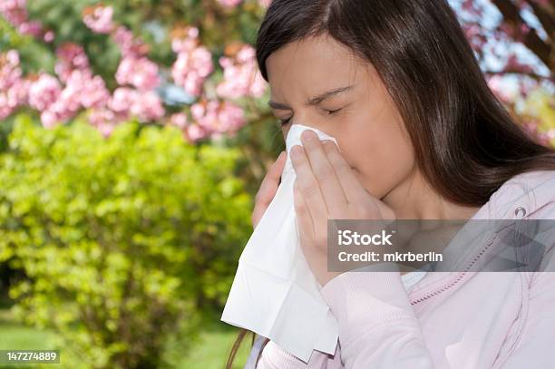 Mulher Espirrar Alergia - Fotografias de stock e mais imagens de Adolescente - Adolescente, Adulto, Alergia