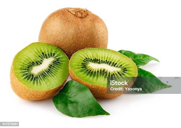 Kiwi Frutas Frescas Hojas Verdes Con Foto de stock y más banco de imágenes de Alimento - Alimento, Blanco - Color, Comida sana