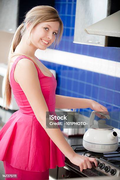 Foto de Garota De Vestido Vermelho Fazer Bule e mais fotos de stock de Adulto - Adulto, Alegria, Amizade