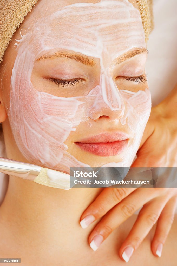 Human hands aplicar Mascarilla facial en una mujer joven - Foto de stock de 20 a 29 años libre de derechos