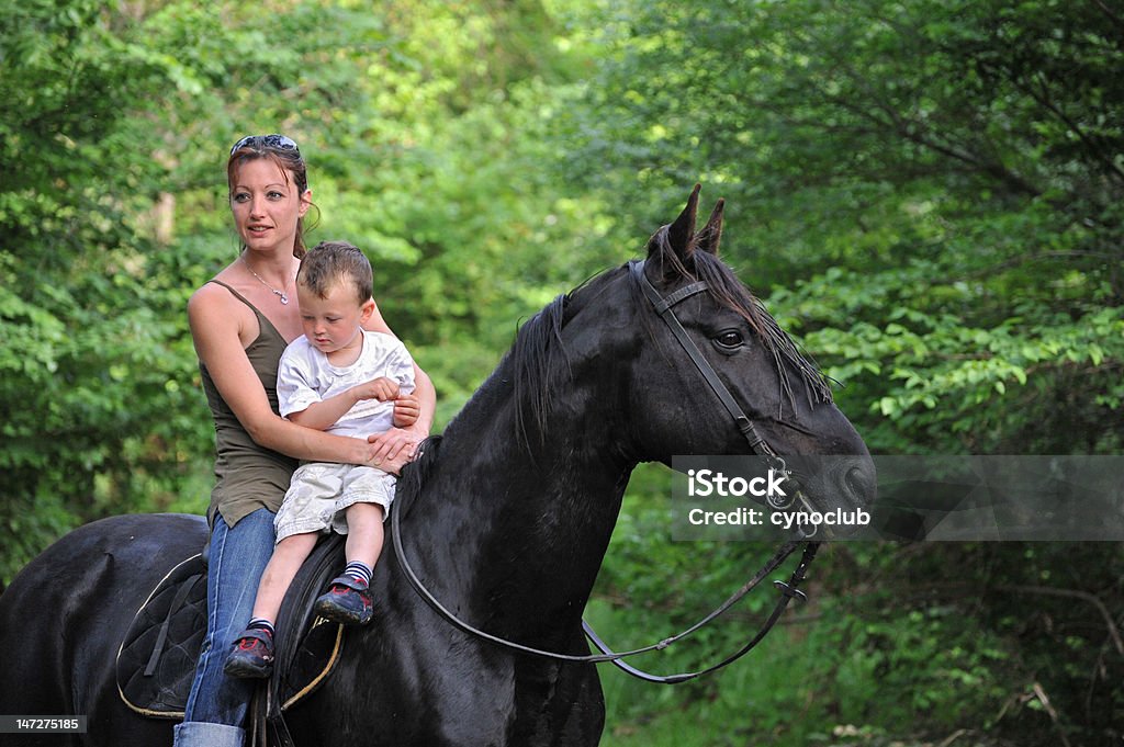Madre, figlio e cavallo nero - Foto stock royalty-free di Adulto
