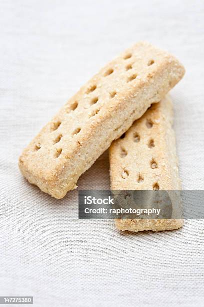 Due Pezzi Di Biscotto Di Pasta Frolla - Fotografie stock e altre immagini di Biscotto di pasta frolla - Biscotto di pasta frolla, Biscotto secco, Cibo