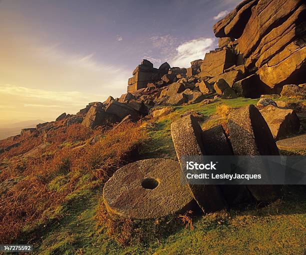 Millstones En Stanage Borde Distrito De Peak Foto de stock y más banco de imágenes de Canto de Stanage - Canto de Stanage, Abandonado, Acantilado