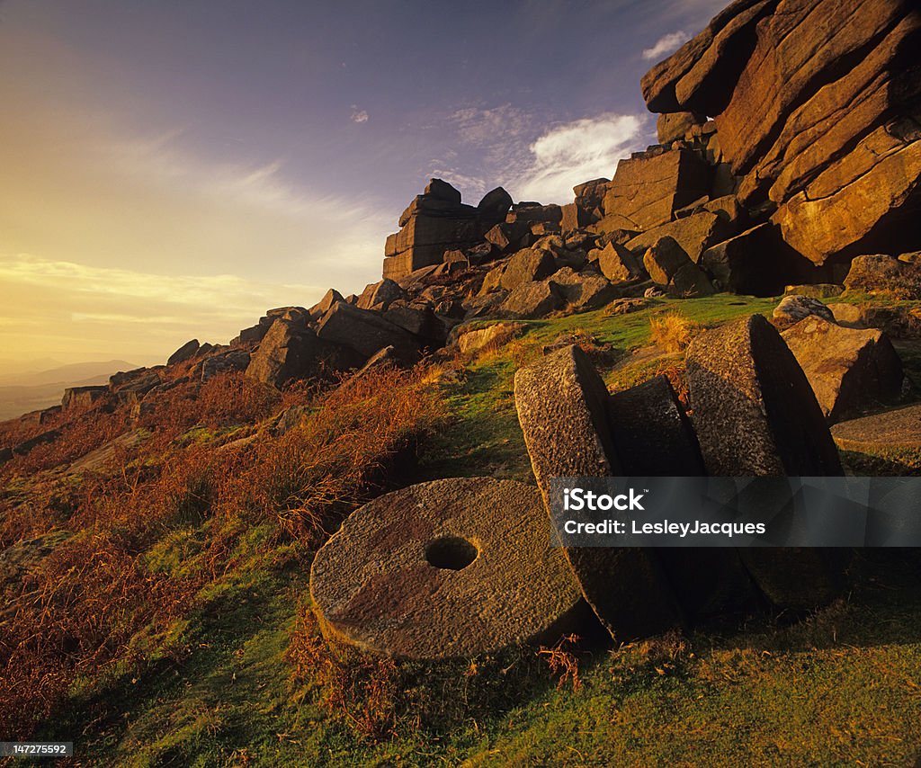 Millstones no Stanage Edge, Distrito de Peak - Foto de stock de Stanage Edge royalty-free