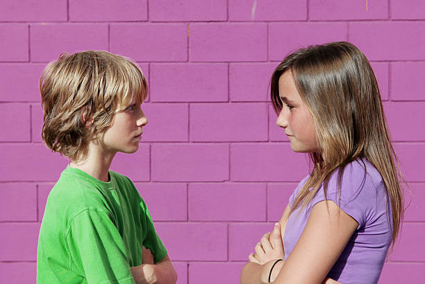 niños discutir o hablando - face to face teenage couple teenager couple fotografías e imágenes de stock