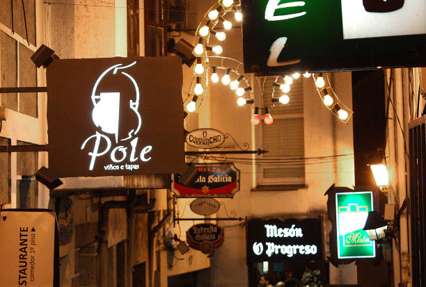 commercial street view , betanzos, galicja, hiszpania. - commercial sign street light illuminated lighting equipment zdjęcia i obrazy z banku zdjęć