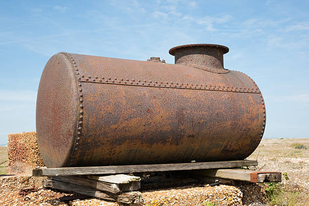 arrugginito serbatoio carburante - rusty storage tank nobody photography foto e immagini stock