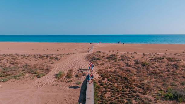 gruppo turistico godere di visitare karpaz golden beach a karpas, cipro nord - karpas foto e immagini stock