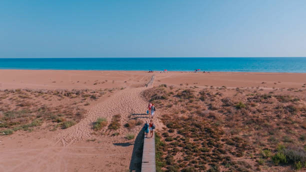 туристическая группа наслаждается посещением золотого пляжа карпаз в карпасе, северный кипр - karpas стоковые фото и изображения