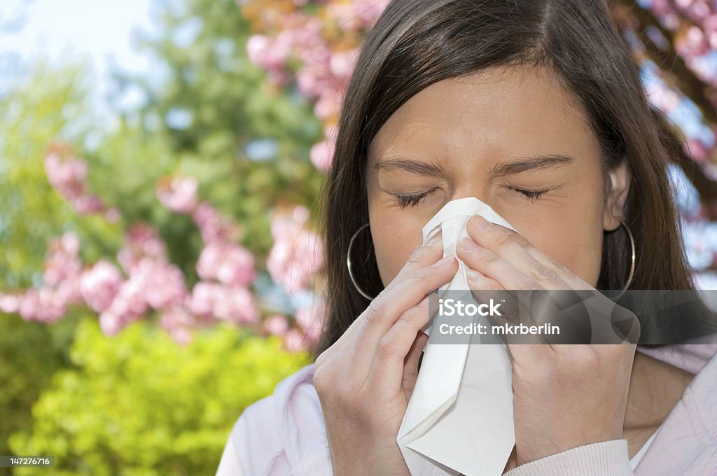 Femme allergie éternuez - Photo de Adolescent libre de droits