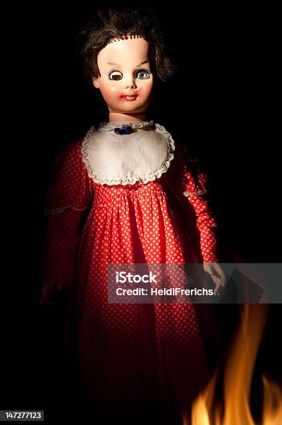 Inquietante Doll In Piedi Davanti Al Fuoco - Fotografie stock e altre immagini di Bambola - Giocattolo - Bambola - Giocattolo, Bruciare, Occhio