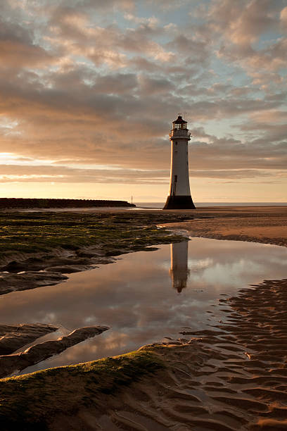 flußbarsch rock lighthouse, new brighton, uk - perch rock lighthouse stock-fotos und bilder