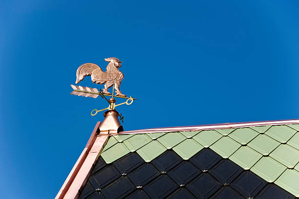 clima de grifo - roof roof tile rooster weather vane fotografías e imágenes de stock