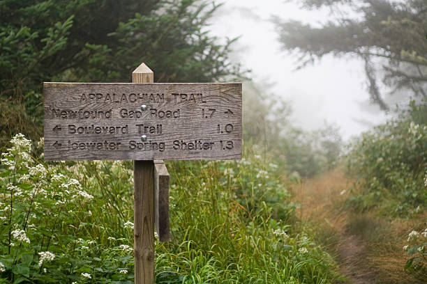 holz schild auf dem appalachian trail - newfound gap stock-fotos und bilder