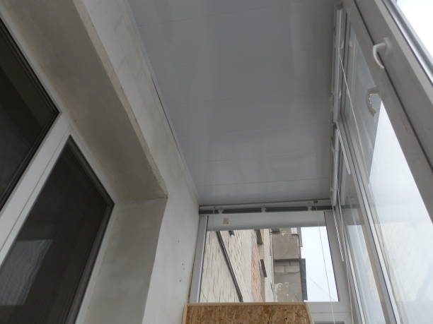 istock Warming and cladding with slabs of a balcony in an apartment house 1472775739