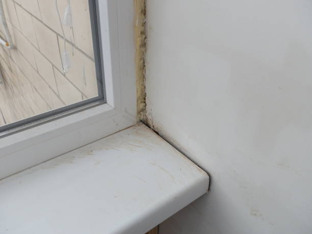 istock Warming and cladding with slabs of a balcony in an apartment house 1472775754