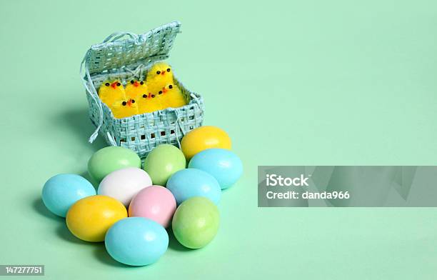 Color De Los Huevos De Pascua Y Chick Foto de stock y más banco de imágenes de Abril - Abril, Animal, Celebración religiosa