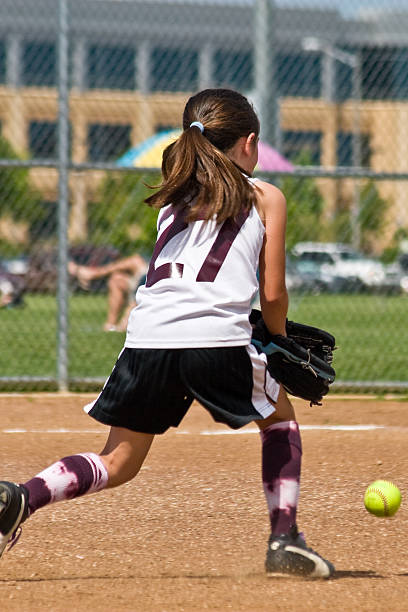 junges mädchen fielding softball - baseball und softball nachwuchsliga stock-fotos und bilder