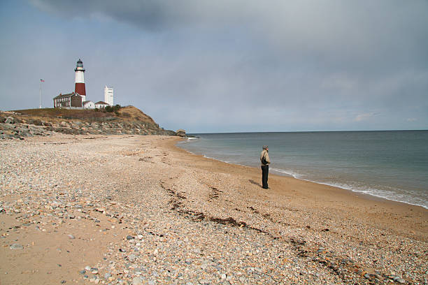 montauk praia com light house - the hamptons long island lighthouse - fotografias e filmes do acervo