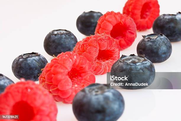 Raspberries And Blueberries В Ряд — стоковые фотографии и другие картинки Без людей - Без людей, Белый, Большая группа объектов