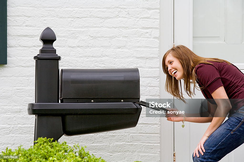 Garota verificando por correio - Foto de stock de Caixa de correio royalty-free