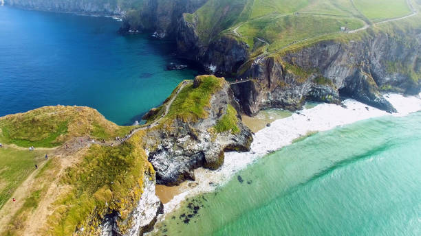 carrick-a-rede rope bridge ballintoy antrim irlanda del norte - carrick a rede fotografías e imágenes de stock